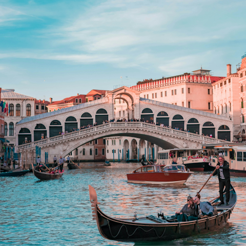 Take a scenic ten-minute stroll to the Rialto bridge