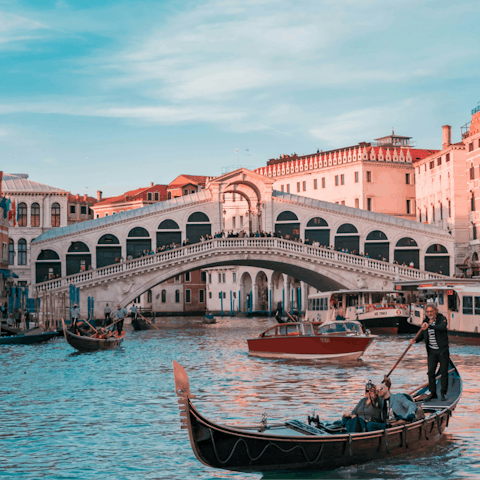 Take a scenic ten-minute stroll to the Rialto bridge