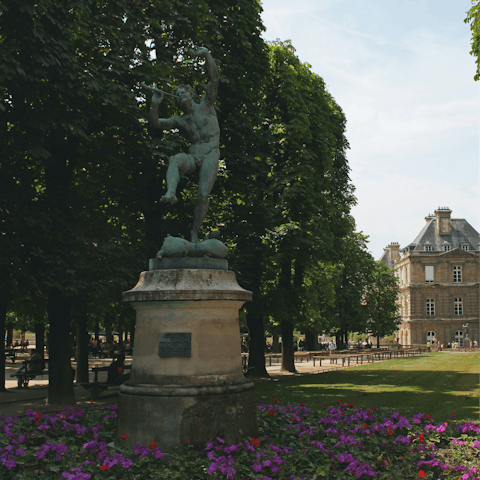 Enjoy a picnic in nearby Jardin du Luxembourg