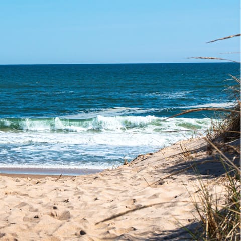Drive to the stunning Atlantic beaches in just fifteen minutes
