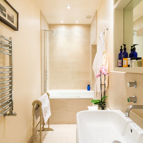 Sleek & modern bathroom