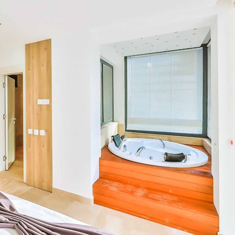 Step into the whirlpool bath after a day exploring the local area