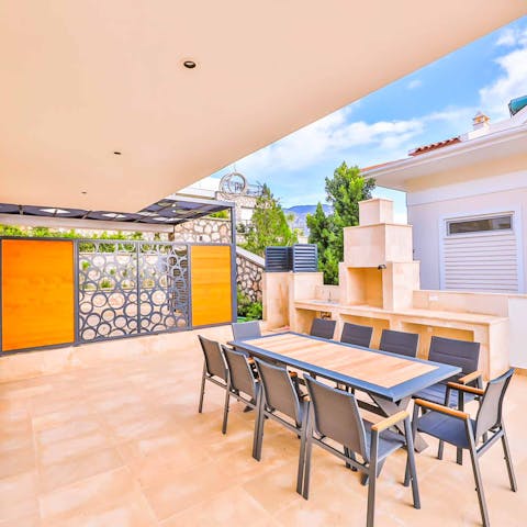 Eat and drink together in the well-furnished alfresco dining space