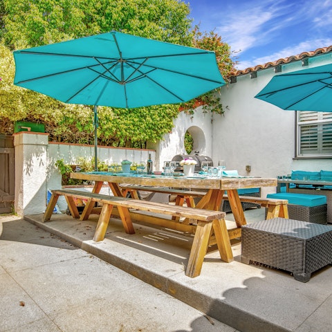 Light the grill and gather around the table for magical evenings outdoors