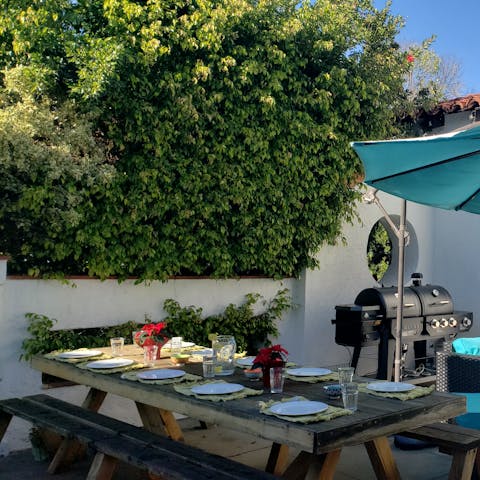 Light the grill and gather around the table for magical evenings outdoors