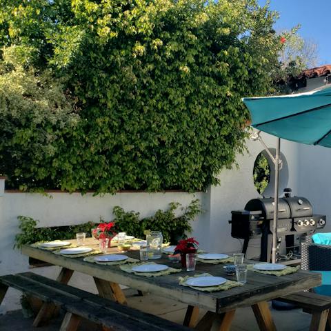 Light the grill and gather around the table for magical evenings outdoors