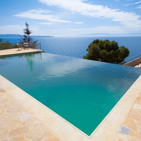 Paddle about in the swimming pool and admire the glorious panorama