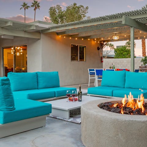 Share unforgettable evenings with friends in the outdoor lounge area