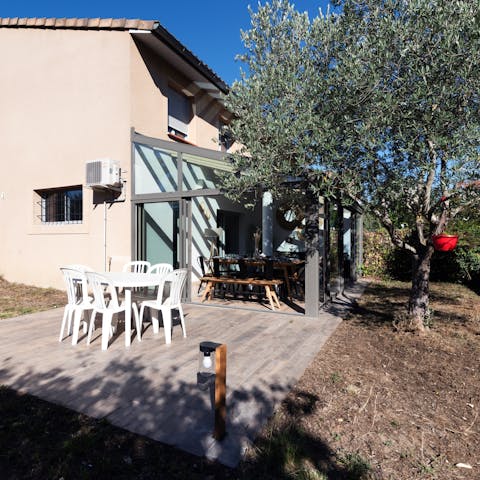 Enjoy breakfast croissants and coffee alfresco when you sit out on the deck