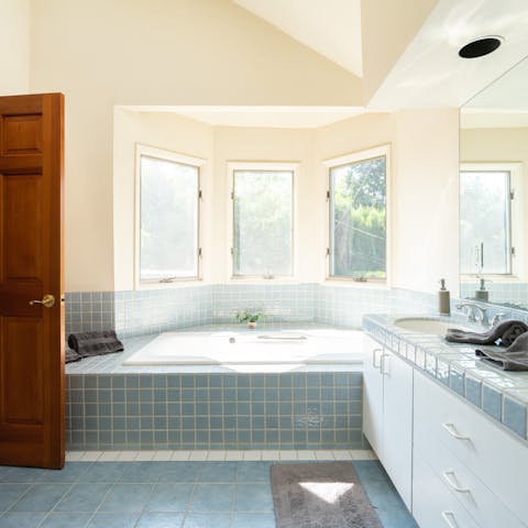 A big'ol jacuzzi in the master bathroom