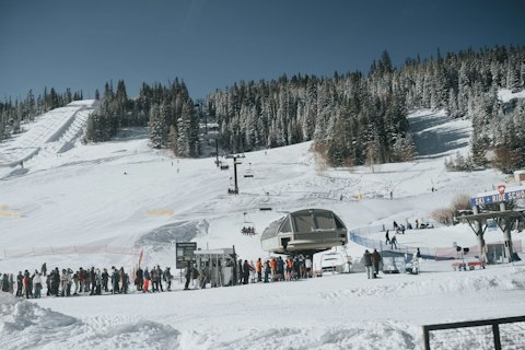 Ski world-class runs across Telluride's legendary steep terrain and stunning peaks, a seven-minute walk