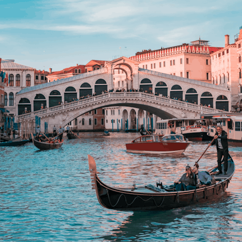 Walk seven minutes to the iconic Rialto Bridge