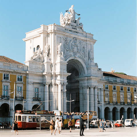 Take a six-minute stroll to the Rua Augusta Arch and Commerce Square