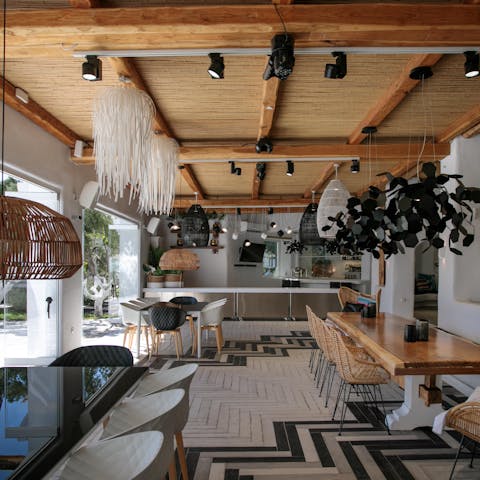 Keep everyone entertained in the modern taverna-style bar and kitchen diner
