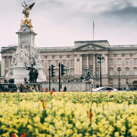 Enjoy an afternoon stroll to Buckingham Palace