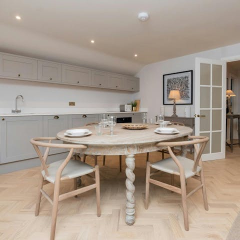 Enjoy local ingredients and make new plans in the open dining area