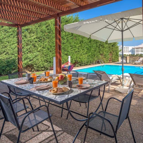 Cook fresh seafood on the barbecue and dine under the stars