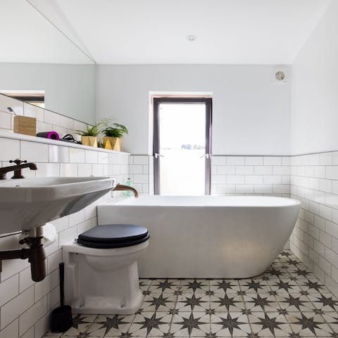 Take a soak in the swanky bathtub