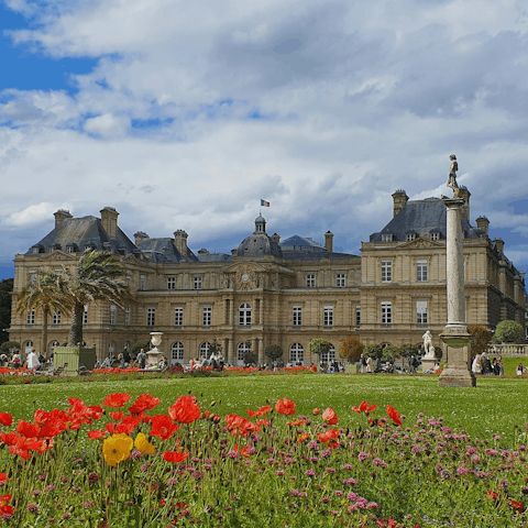 Take a stroll in the neighbouring Jardin du Luxembourg