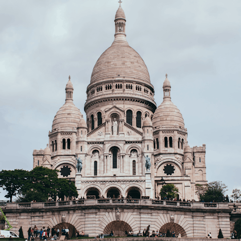 Walk the winding streets to the beautiful Sacré-Coeur
