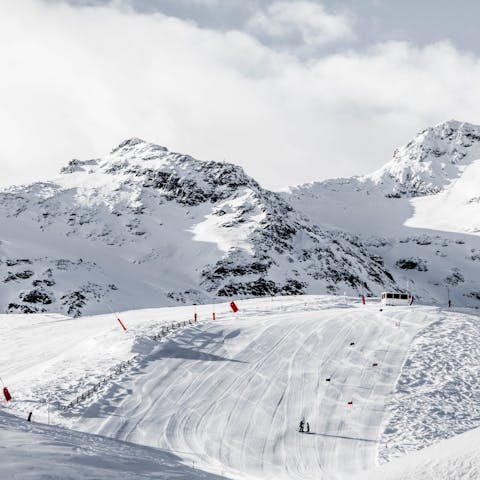 Spend the day in the nearby Aravis ski area