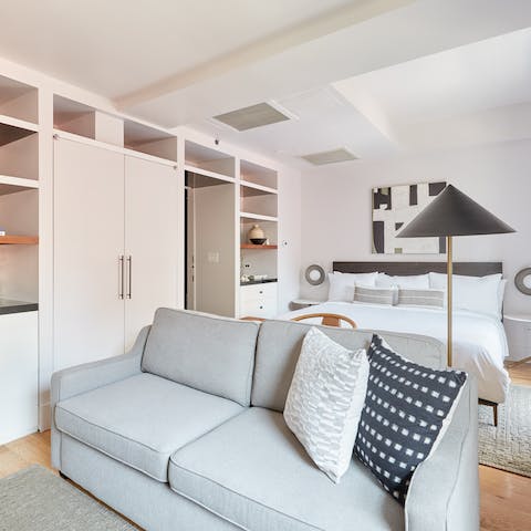 Relax between soaking up the local art galleries and fabulous eateries of the local area