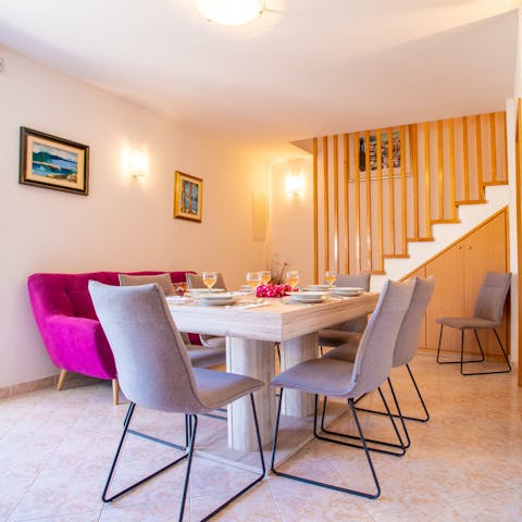 Enjoy sipping on drinks altogether around the dining set