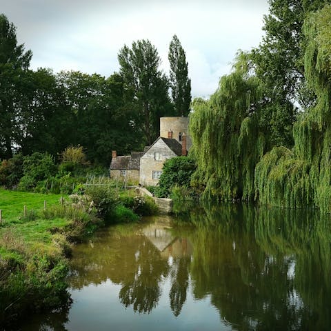 Explore Oxfordshire's picturesque countryside
