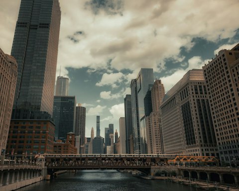 Explore the shops, restaurants and bars of Chicago, right on your doorstep