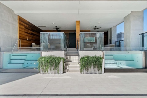 Cool off in the communal plunge pools on the terrace