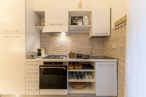 Prepare relaxed meals at home in the full kitchen