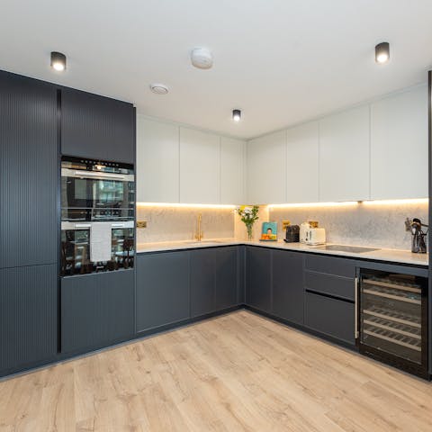 Whip up meals in the contemporary kitchen or dine out – there are lots of restaurants nearby