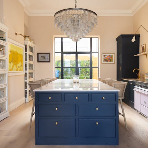 Raise a glass to your London getaway around the breakfast bar