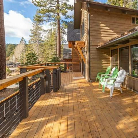 Enjoy beautiful lake scenery on the sundeck