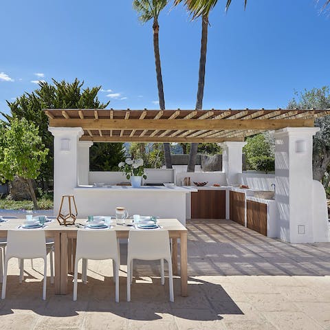 Prepare dinner in the outdoor kitchen and dine alfresco