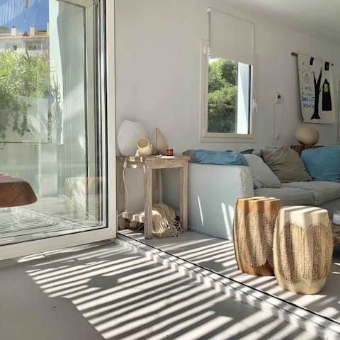 Fold back the glass doors to melt the barrier between indoors and outdoors