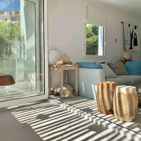 Fold back the glass doors to melt the barrier between indoors and outdoors