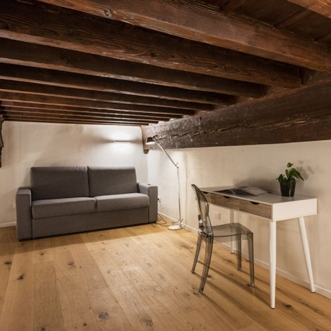 Let the city's artistic vibes flow at the mezzanine desk