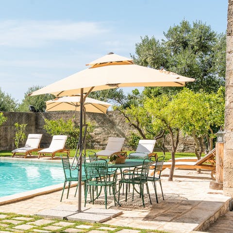 Tuck into traditional dishes of pizza and pasta on the alfresco dining table