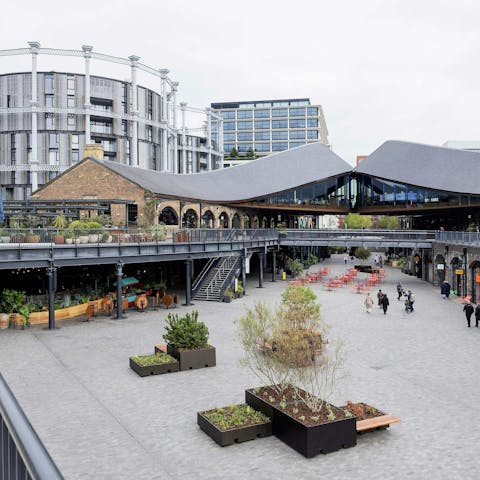 Browse boutiques or grab a bite at Coal Drops Yard – it’s just a short walk away