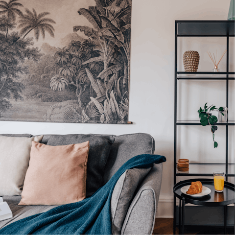 Kick back in your Georgian living room with a glass of wine after a day of seeing the sights