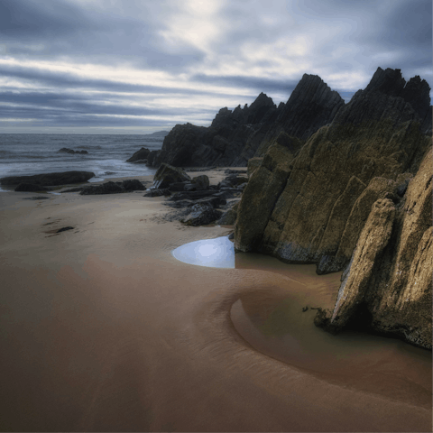 Take a fifteen-minute drive to Marloes Sands