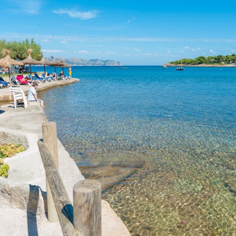 The villa is located just a short walk from restaurants, supermarkets, and the beach.