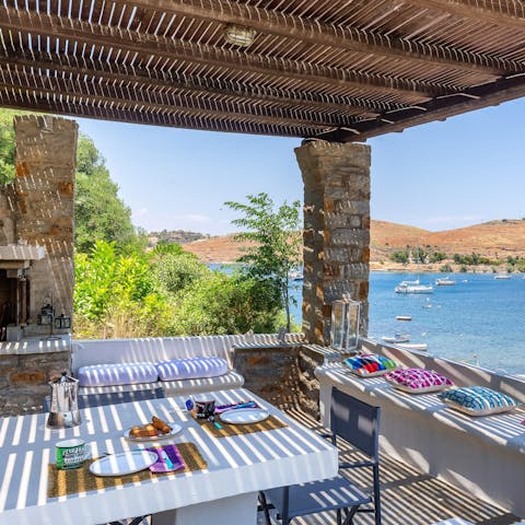 Look forward to dinner with a view on your covered terrace