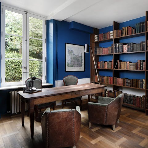 Write down the day's memories in the library