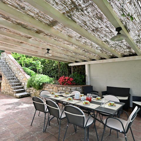 Fire up the pizza oven and enjoy dinner alfresco