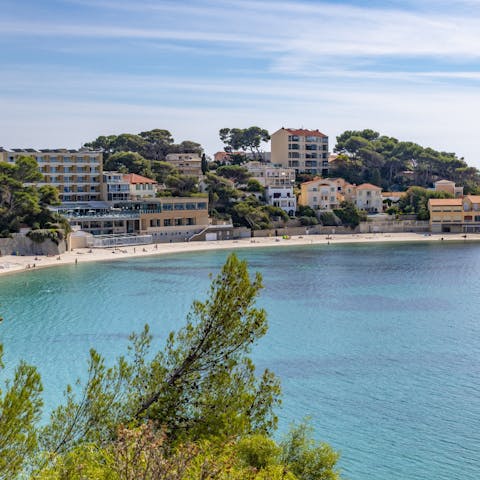 Take the short stroll down to Bandol's sheltered beach