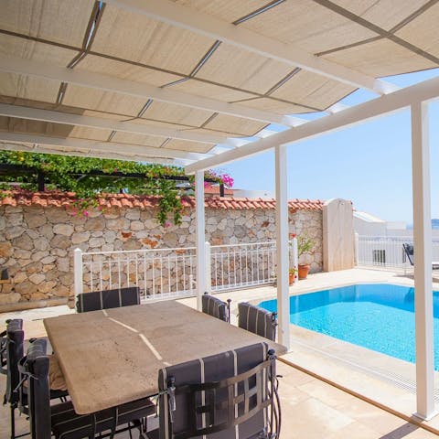 Enjoy alfresco breakfasts beneath the shade of the pergola