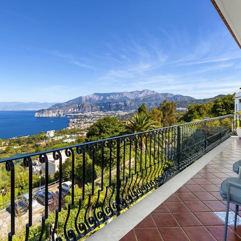 Serve your favourite drinks and watch the sun set over the horizon