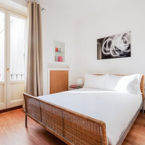 Open the doors to the Juliet balcony and awaken with the soft breeze